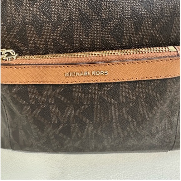Michael Michael Kors
MORGAN MESSENGER IN SIGNATURE PRINT - Picture 4 of 13